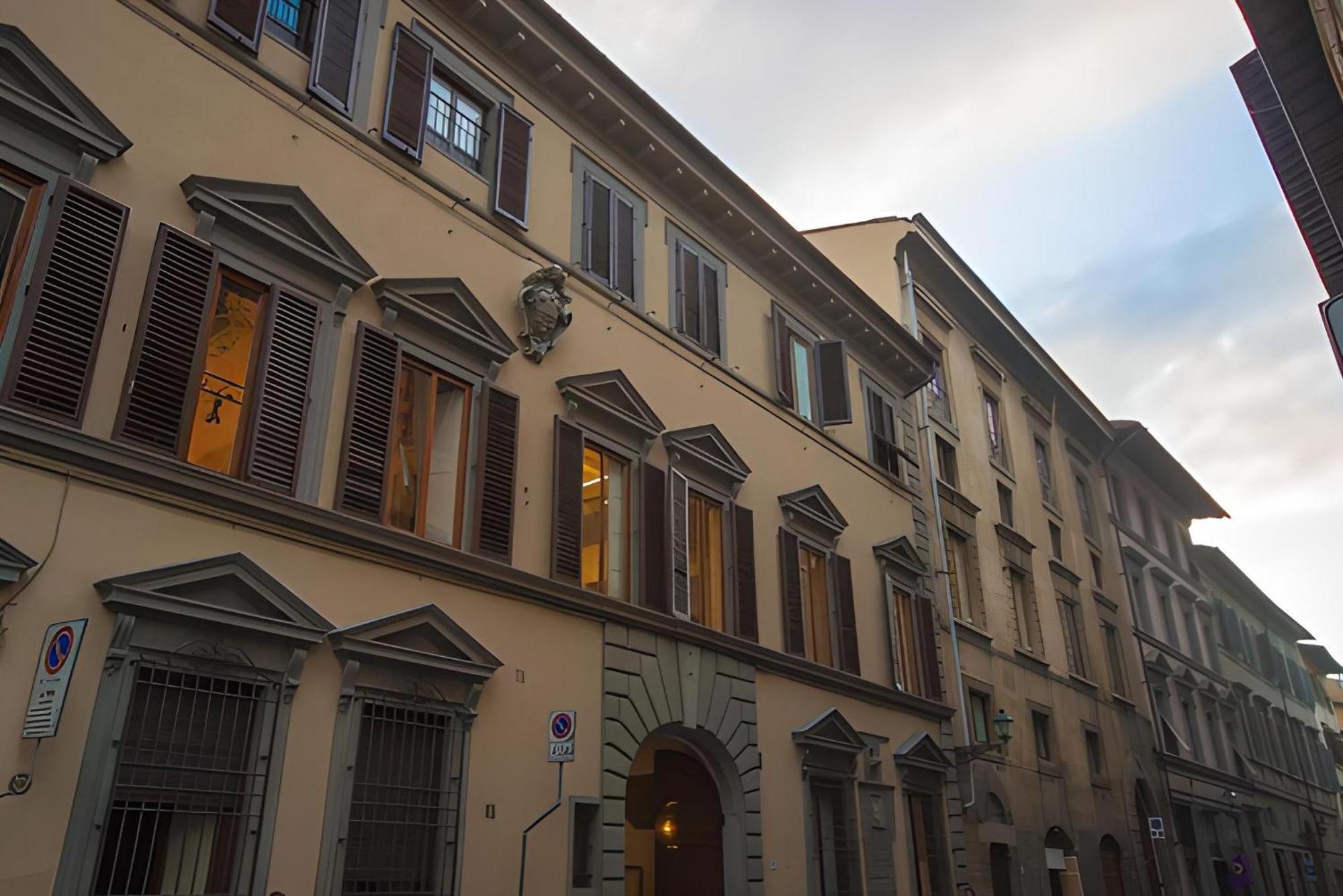 ホテル Lungarno Ponte Vecchio フィレンツェ エクステリア 写真